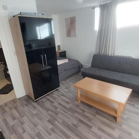Spacious Studio Maidstone - Redecorated Oct 2023 מראה חיצוני תמונה